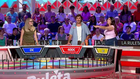 ¡Compañerismo en estado puro!: María ayuda a Pablo a que gane su primera ola ¡Compañerismo en estado puro!: María ayuda a Pablo a que gane su primera ola