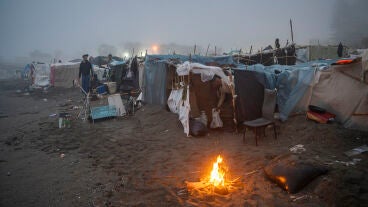Migrantes en el asentamiento en la playa de El Trampol&iacute;n, a 30 de septiembre de 2026, en Ceuta (Espa&ntilde;a). Cientos de migrantes contin&uacute;an viviendo en la playa del Trampol&iacute;n despu&eacute;s de haberse pospuesto el desalojo del asentamiento.
30 SEPTIEMBRE 2026;CRISIS MIGRATORIA
Marcos Moreno / Europa Press
30/09/2026
