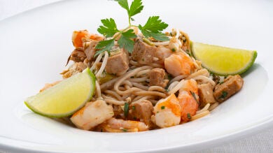 Joseba Arguiñano prepara con Pepa Romero un sabroso pad thai de langostinos: “Como si estuviera en Tailandia”