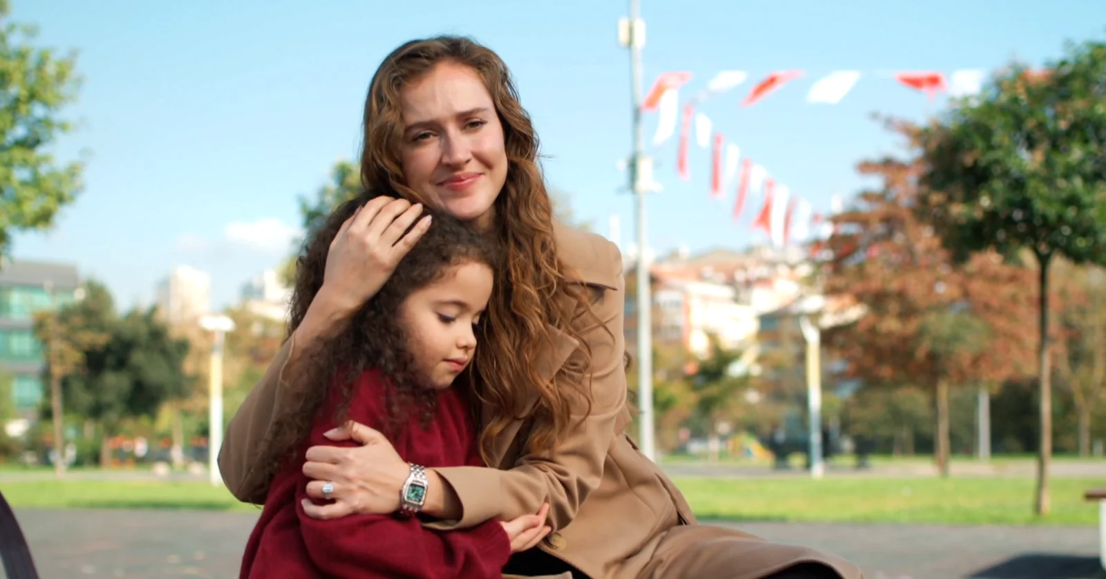 obliga a Kader a volver con Tülay y Erkan si quiere que actúe como su madre