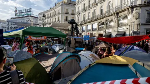 La acampada de Sol se sigue extendiendo y los congregados insisten en que seguirá hasta que aguante Decenas de personas acampadas, en la Puerta del Sol, a 1 de octubre de 2026, en Madrid (España). El quinto día de acampada en la Puerta del Sol de Madrid ha reunido más tiendas de campaña, y la instalación de nuevos toldos ha cubierto más espacio de la plaza. Mientras, los manifestantes y miembros del Sindicato de Inquilinas han opinado que los dos nuevos reales decretos son "un parche" y la acampada debería aguantar. 01 OCTUBRE 2026;ACAMPADA;VIVIENDA;PROTESTA;DECRETO;MARICARMEN;CARTEL; Ric...