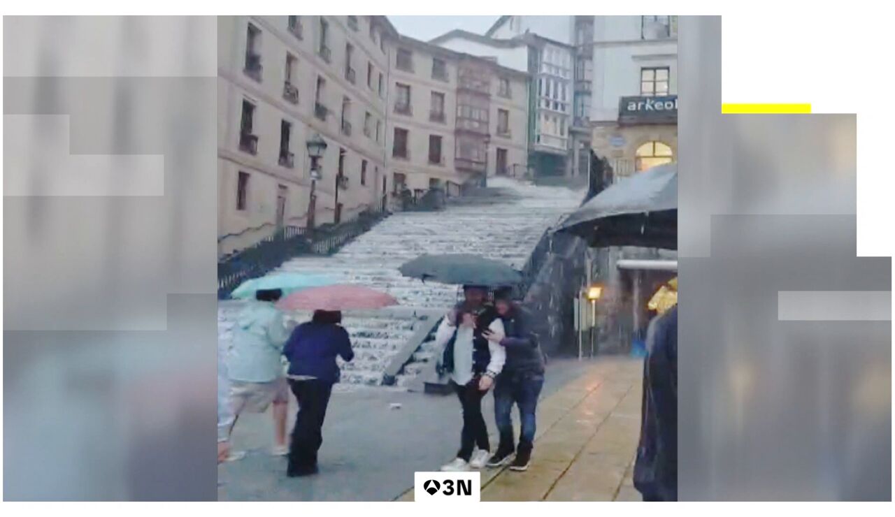 Los comercios del Casco Viejo de Bilbao tratan de recuperarse de los da&ntilde;os ocasionados por un aguacero