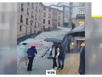 Los comercios del Casco Viejo de Bilbao tratan de recuperarse de los da&ntilde;os ocasionados por un aguacero