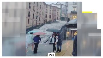 Los comercios del Casco Viejo de Bilbao tratan de recuperarse de los da&ntilde;os ocasionados por un aguacero