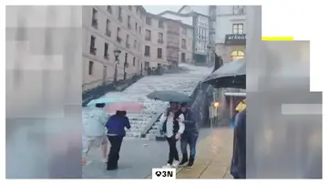 Los comercios del Casco Viejo de Bilbao tratan de recuperarse de los daños ocasionados por un aguacero Los comercios del Casco Viejo de Bilbao tratan de recuperarse de los daños ocasionados por un aguacero