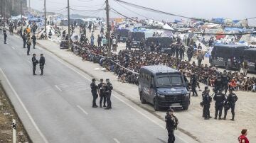 La Polic&iacute;a Nacional culmina el operativo en el Trampol&iacute;n (Ceuta) con 1.100 migrantes desalojados