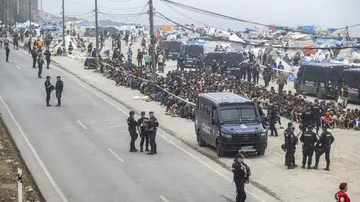 La Policía Nacional culmina el operativo en el Trampolín (Ceuta) con 1.100 migrantes desalojados La Policía Nacional culmina el operativo en el Trampolín (Ceuta) con 1.100 migrantes desalojados