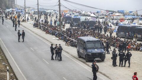 La Polic&iacute;a Nacional culmina el operativo en el Trampol&iacute;n (Ceuta) con 1.100 migrantes desalojados