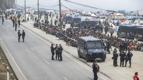 La Policía Nacional culmina el operativo en el Trampolín (Ceuta) con 1.100 migrantes desalojados La Policía Nacional culmina el operativo en el Trampolín (Ceuta) con 1.100 migrantes desalojados