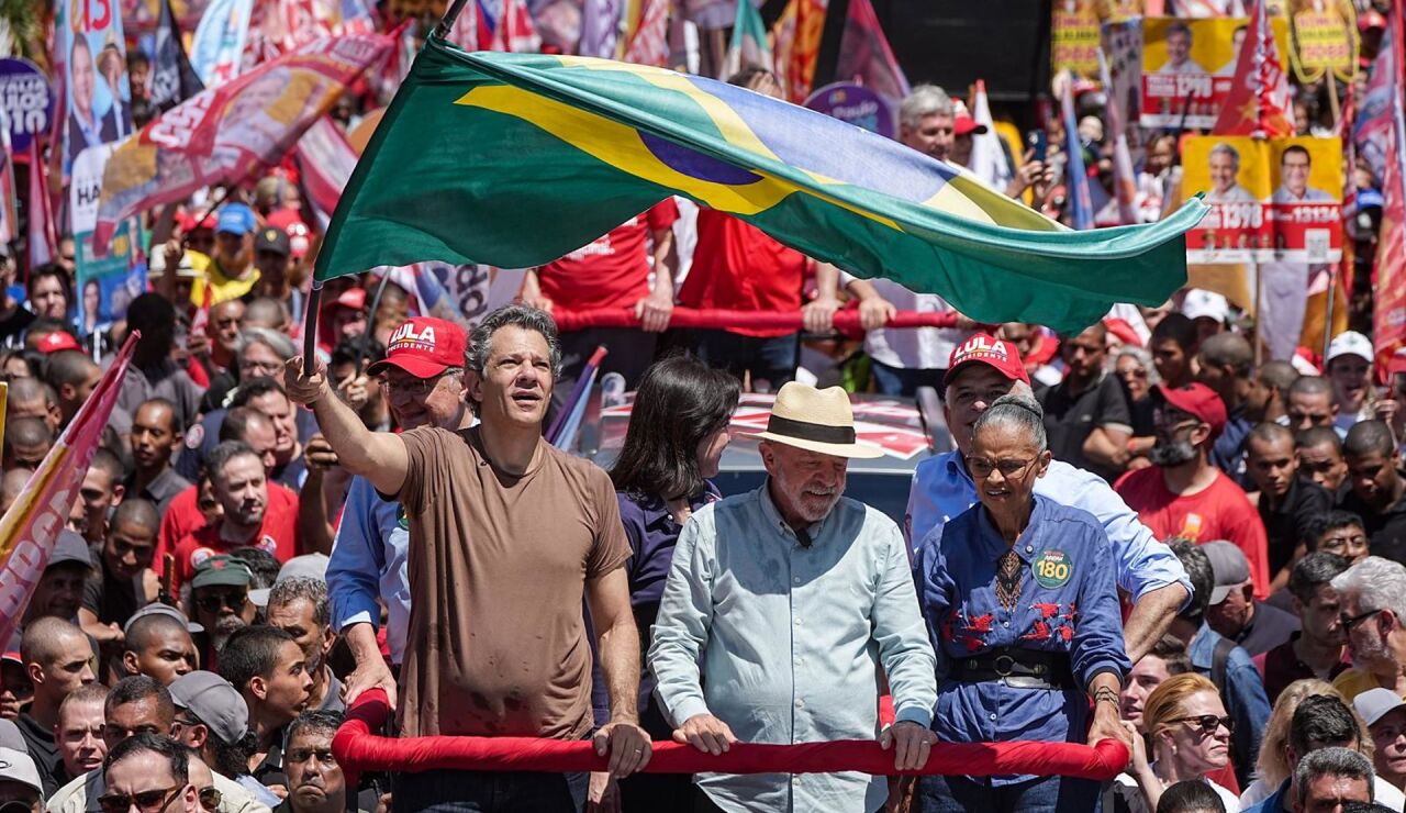 El presidente de Brasil, Luiz In&aacute;cio Lula da Silva, en el centro de la imagen, en un acto de campa&ntilde;a en Sao Paulo.