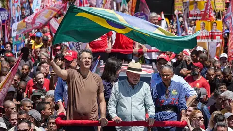 El presidente de Brasil, Luiz Inácio Lula da Silva, en el centro de la imagen, en un acto de campaña en Sao Paulo. El presidente de Brasil, Luiz Inácio Lula da Silva, en el centro de la imagen, en un acto de campaña en Sao Paulo.
