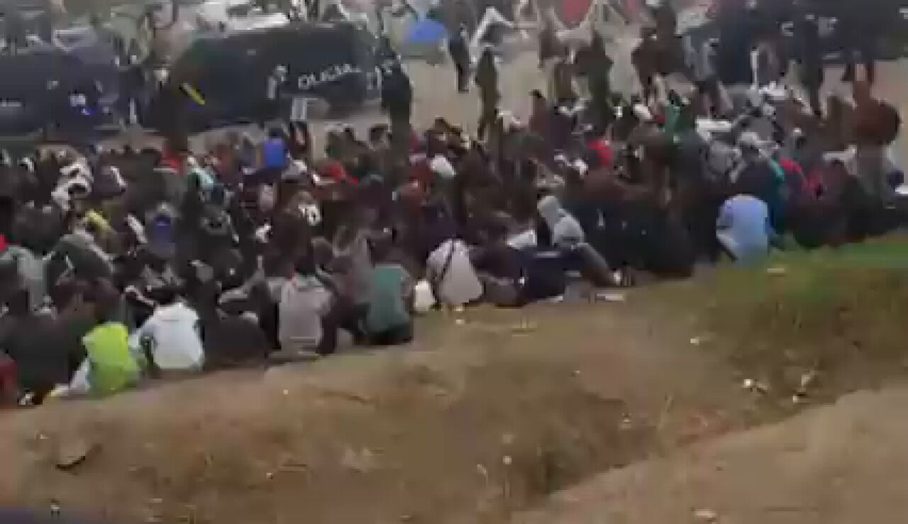 &Uacute;ltima hora de la crisis migratoria en Ceuta, en directo: La Polic&iacute;a Nacional desaloja la playa del Trampol&iacute;n