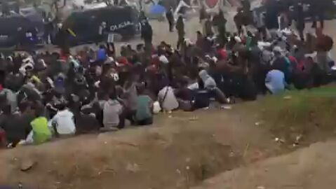 &Uacute;ltima hora de la crisis migratoria en Ceuta, en directo: La Polic&iacute;a Nacional desaloja la playa del Trampol&iacute;n