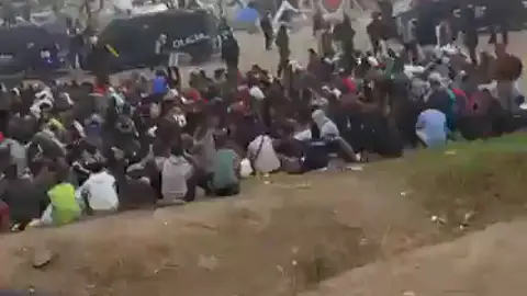Última hora de la crisis migratoria en Ceuta, en directo: La Policía Nacional desaloja la playa del Trampolín Última hora de la crisis migratoria en Ceuta, en directo: La Policía Nacional desaloja la playa del Trampolín