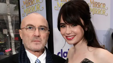 Phil Collins y su hija Lily Collins Phil Collins y su hija Lily Collins