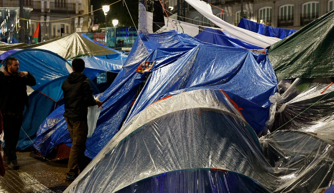 La acampada de la Puerta del Sol de Madrid este domingo por la noche