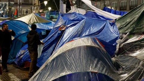 La acampada de la Puerta del Sol de Madrid este domingo por la noche
