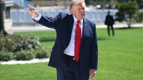 01 October 2026, US, Washington: US President Donald Trump talks to the media before boarding Marine One, on the South Lawn of the White House in Washington. US President Trump heads to Texas to visit Peterbilt Motors in Denton to highlight manufacturing and his economic agenda. Photo: Kyle Mazza/SOPA Images via ZUMA Press Wire/dpa
Kyle Mazza/SOPA Images via ZUMA / DPA
01/10/2026 ONLY FOR USE IN SPAIN