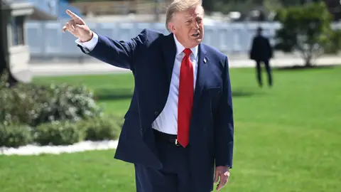 US President Donald Trump departs White House For Texas 01 October 2026, US, Washington: US President Donald Trump talks to the media before boarding Marine One, on the South Lawn of the White House in Washington. US President Trump heads to Texas to visit Peterbilt Motors in Denton to highlight manufacturing and his economic agenda. Photo: Kyle Mazza/SOPA Images via ZUMA Press Wire/dpa Kyle Mazza/SOPA Images via ZUMA / DPA 01/10/2026 ONLY FOR USE IN SPAIN