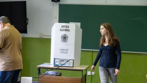 Abren los colegios para las elecciones en Brasil, primer asalto de la gran pugna entre Lula y Bolsonaro