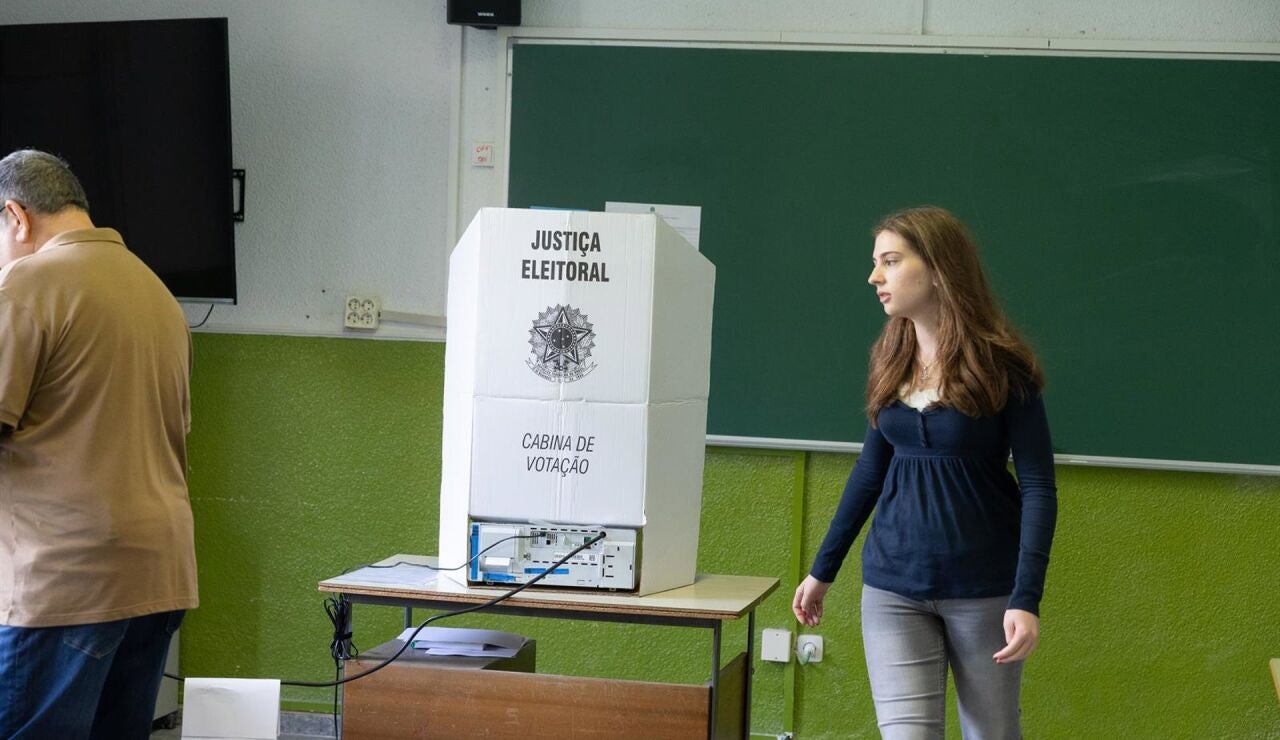 Abren los colegios para las elecciones en Brasil, primer asalto de la gran pugna entre Lula y Bolsonaro