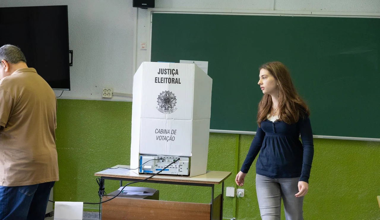 Abren los colegios para las elecciones en Brasil, primer asalto de la gran pugna entre Lula y Bolsonaro