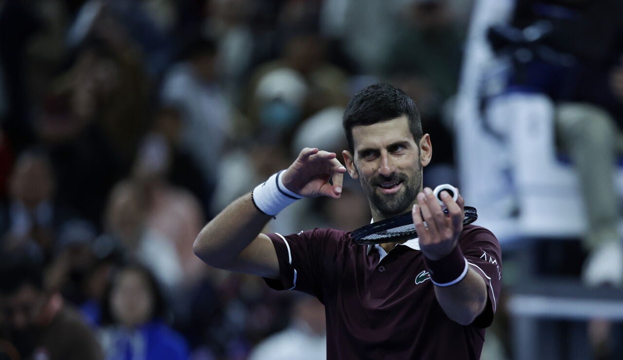Djokovic celebra su victoria ante Zverev en el ATP de Pek&iacute;n