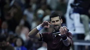 Djokovic celebra su victoria ante Zverev en el ATP de Pekín Djokovic celebra su victoria ante Zverev en el ATP de Pekín