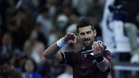 Djokovic celebra su victoria ante Zverev en el ATP de Pek&iacute;n