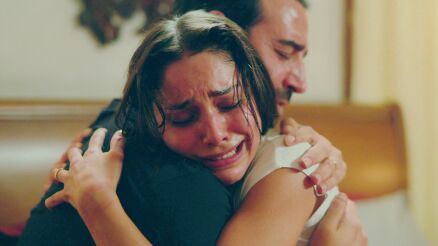 Zerrin abraza a Demir creyendo que es Kaya y &eacute;l estalla de celos: &ldquo;Ser&aacute;s solo m&iacute;a&rdquo;