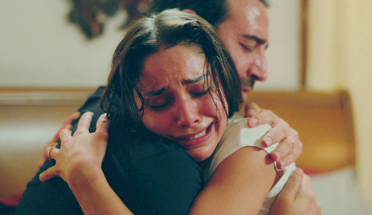 Zerrin abraza a Demir creyendo que es Kaya y &eacute;l estalla de celos: &ldquo;Ser&aacute;s solo m&iacute;a&rdquo;