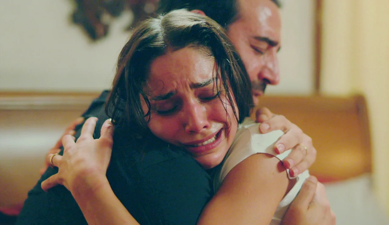 Zerrin abraza a Demir creyendo que es Kaya y él estalla de celos: “Serás solo mía”