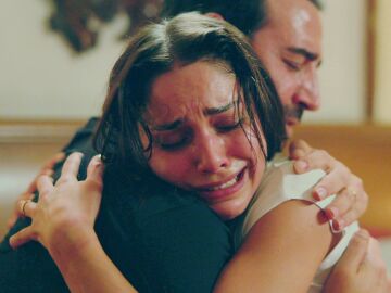Zerrin abraza a Demir creyendo que es Kaya y &eacute;l estalla de celos: &ldquo;Ser&aacute;s solo m&iacute;a&rdquo;