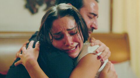 Zerrin abraza a Demir creyendo que es Kaya y &eacute;l estalla de celos: &ldquo;Ser&aacute;s solo m&iacute;a&rdquo;