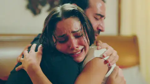 Zerrin abraza a Demir creyendo que es Kaya y él estalla de celos: “Serás solo mía” Zerrin abraza a Demir creyendo que es Kaya y él estalla de celos: “Serás solo mía”