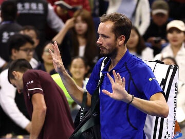 Medvedev abandona la pista tras ser descalificado en Pek&iacute;n