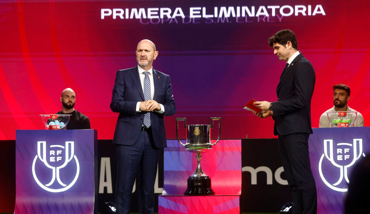 Imagen de Rafael Louz&aacute;n, presidente de la RFEF, en el sorteo de la Copa del Rey