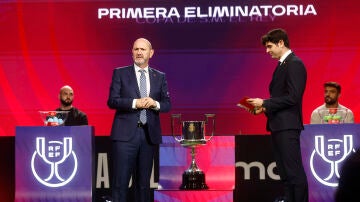 Imagen de Rafael Louz&aacute;n, presidente de la RFEF, en el sorteo de la Copa del Rey