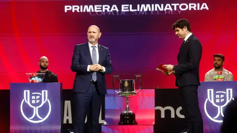 Imagen de Rafael Louzán, presidente de la RFEF, en el sorteo de la Copa del Rey Imagen de Rafael Louzán, presidente de la RFEF, en el sorteo de la Copa del Rey