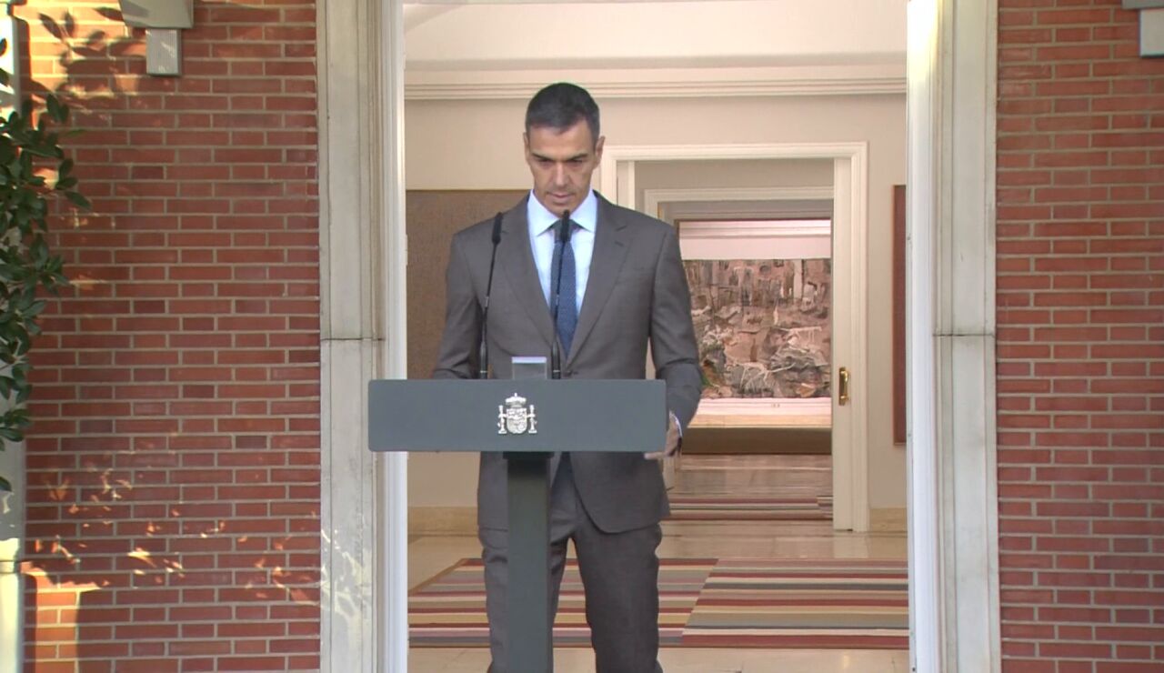 Pedro S&aacute;nchez caminando hacia la escalinata de La Moncloa