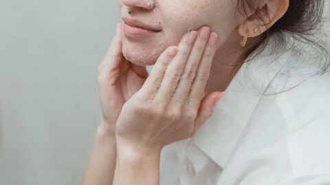 Mujer aplicándose un limpiador facial