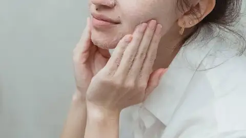 Mujer aplicándose un limpiador facial Mujer aplicándose un limpiador facial