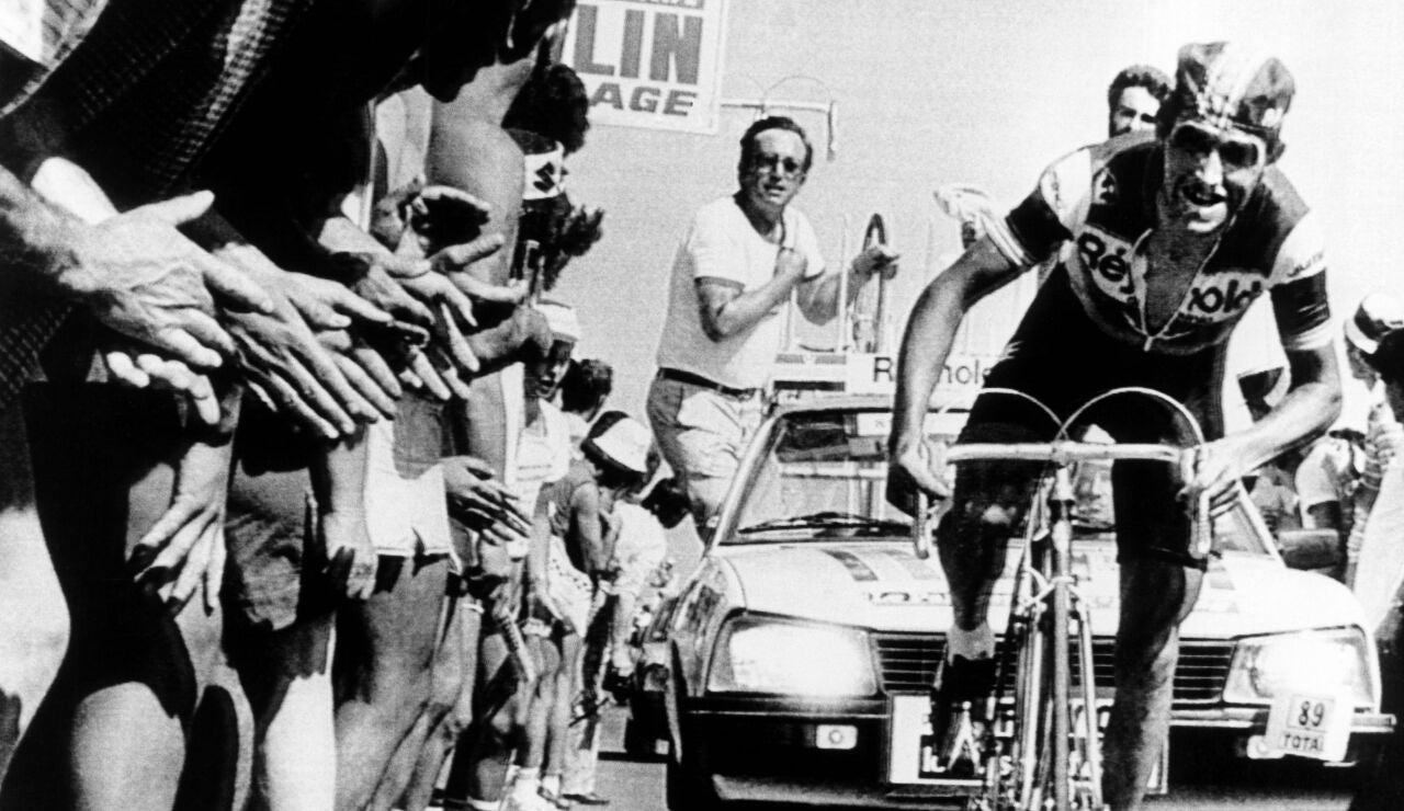 Foto de archivo &Aacute;ngel Arroyo ascendiendo a la cima del Puy de Dome, en la decimoquinta etapa del Tour de Francia de 1983