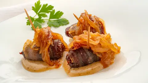 Receta de dátil y tocineta con cebolla caramelizada Receta de dátil y tocineta con cebolla caramelizada