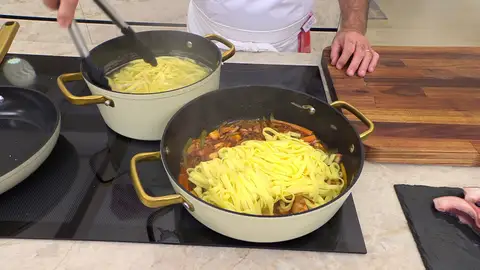 Mezcla la pasta con el pulpo Mezcla la pasta con el pulpo