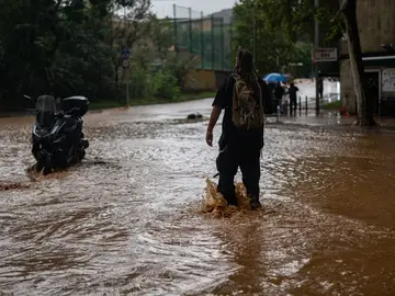 Una calle inundada por el temporal en Barcelona Una calle inundada por el temporal en Barcelona