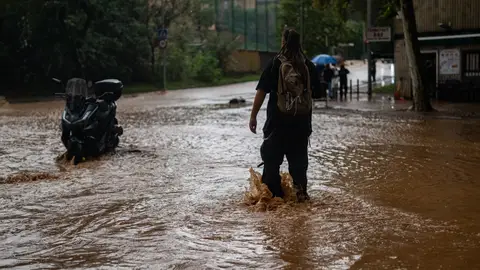 Una calle inundada por el temporal en Barcelona Una calle inundada por el temporal en Barcelona