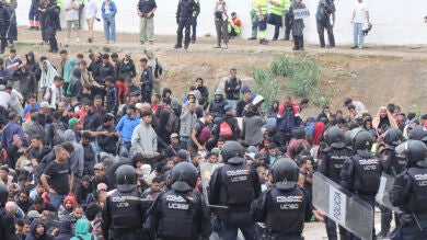 La Policía completa el desalojo de la playa del Trampolín de Ceuta tras dos días de operativo
