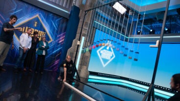 &iexcl;Una onda perfecta! Marron hipnotiza a Carmen Maura y Maribel Verd&uacute; con un arco&iacute;ris oscilante