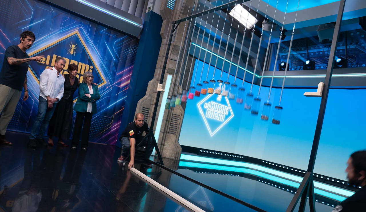 ¡Una onda perfecta! Marron hipnotiza a Carmen Maura y Maribel Verdú con un arcoíris oscilante